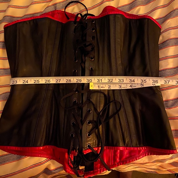Black leather corset with red leather piping - Picture 7 of 12